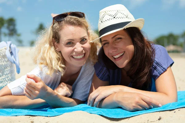 两个年轻女子在海滩上 — 图库照片