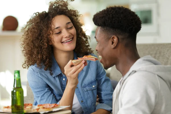 Girlfriend Feeding Pizza Her Boyfriend — Zdjęcie stockowe