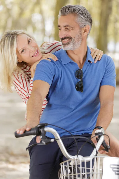 Happy Active Senior Couple Bicycles Enjoying Summer — Foto Stock