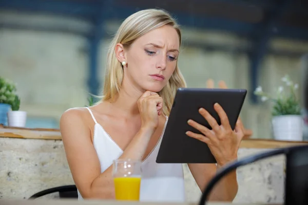 Mujer Con Tablet Usando Internet Restaurante — Foto de Stock