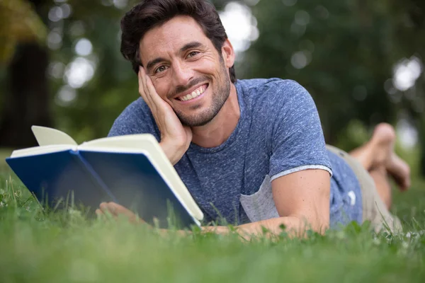 Человек Читающий Книгу Траве — стоковое фото