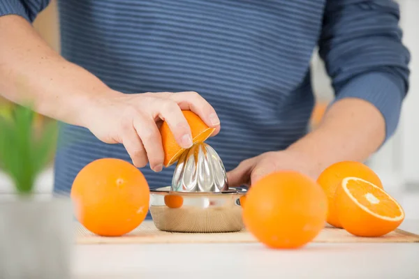 Bijgesneden Beeld Van Mens Met Sinaasappelpers — Stockfoto