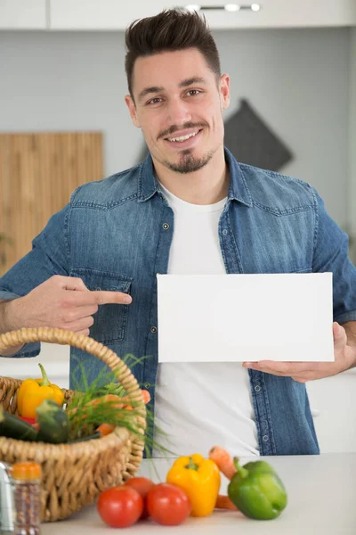 Gelukkig Man Toont Een Vel Papier — Stockfoto