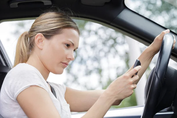 Close Woman Driving Texting — Fotografia de Stock