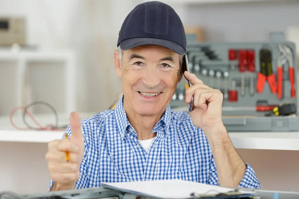 Senior Technician Talks Phone Thumbs Sign — Foto Stock