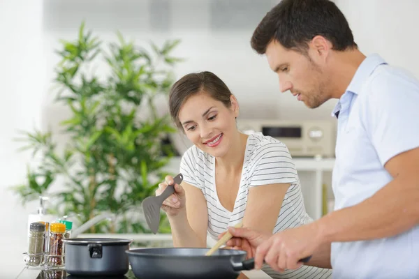 Mutfakta Güzel Bir Çift Yemek Pişiriyor — Stok fotoğraf