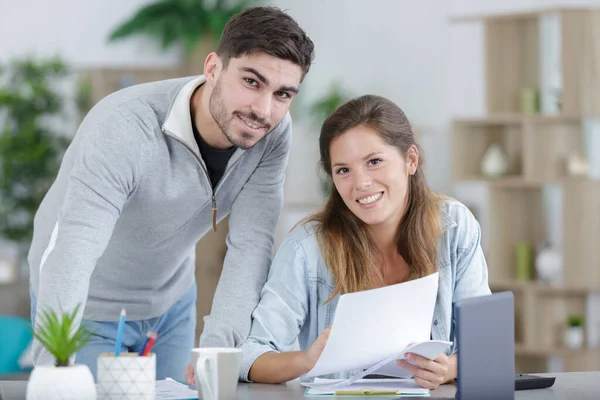 Jong Koppel Dat Samen Financiën Beheert — Stockfoto