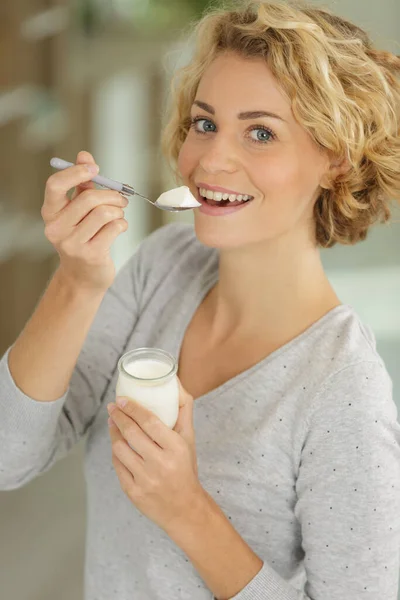 Ljusa Bild Vacker Kvinna Med Yoghurt — Stockfoto