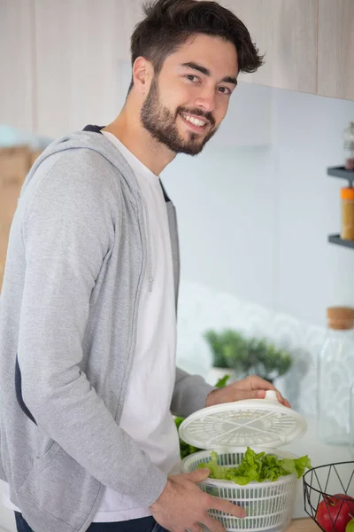 Knappe Man Met Baard Die Salade Maakt — Stockfoto