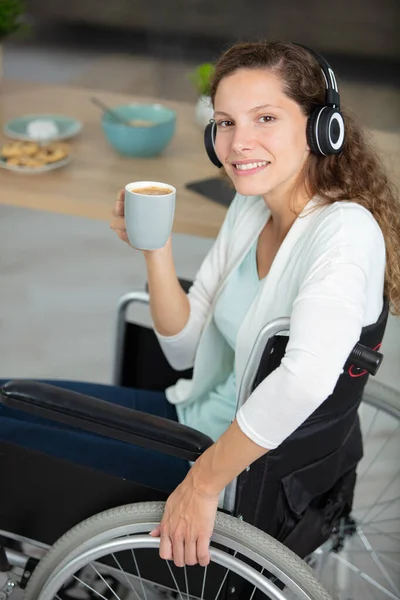 坐轮椅的残疾员工 办公室里有咖啡 — 图库照片