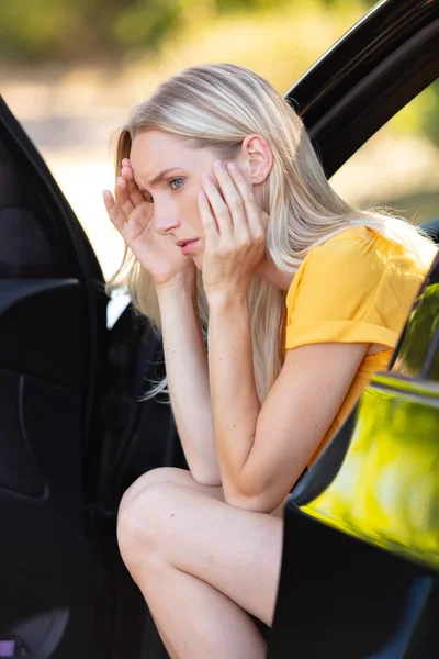 Angry Desperate Woman Having Trouble Broken Car — Stockfoto