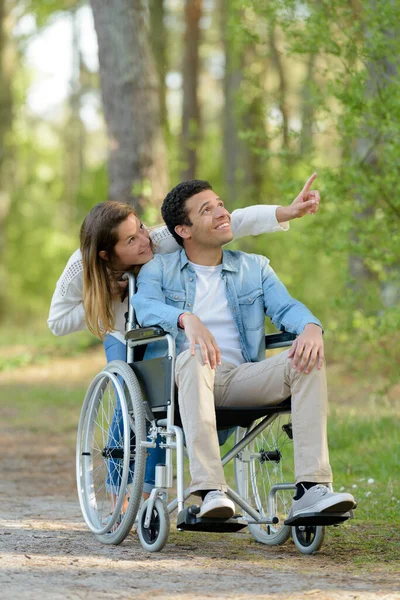 秋の自然の中で車椅子とのカップル — ストック写真