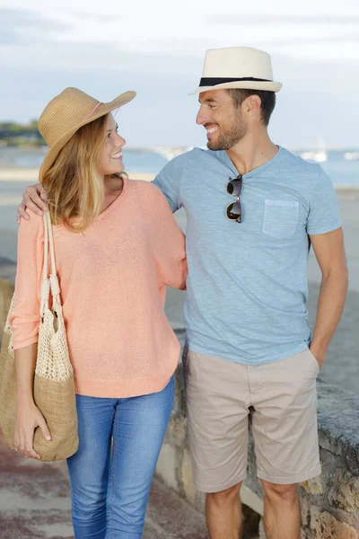 Ett Lyckligt Par Promenader Längs Stranden — Stockfoto