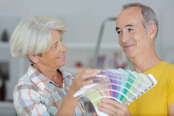 Pareja Eligiendo Color Pintura Muestra Para Nuevo Hogar — Foto de Stock