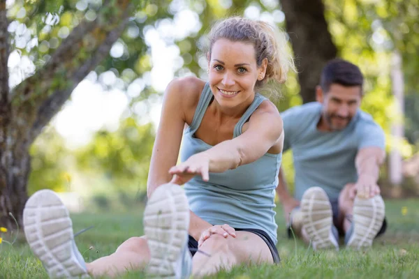 Felice Giovane Donna Che Estende Prima Correre All Aperto — Foto Stock