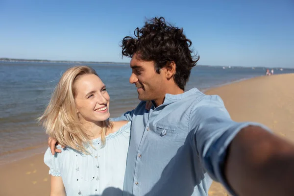 Coppia Che Cammina Sulla Spiaggia Insieme — Foto Stock