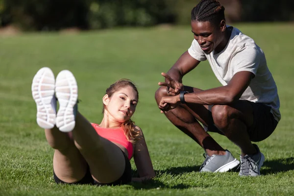 Personal Trainer Counting Woman She Exercises Park — 스톡 사진