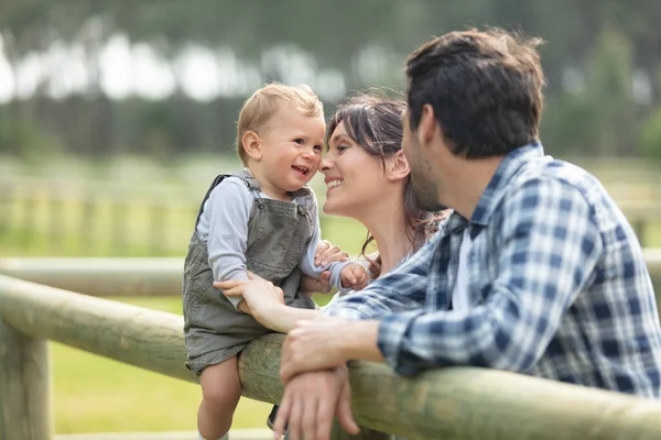 Familia Feliz Tres Tumbados Bosque — Foto de Stock