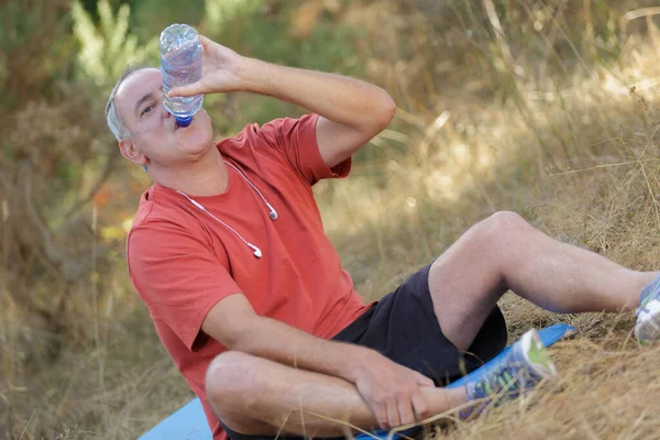 Senior Jogger Drinking Water — стоковое фото