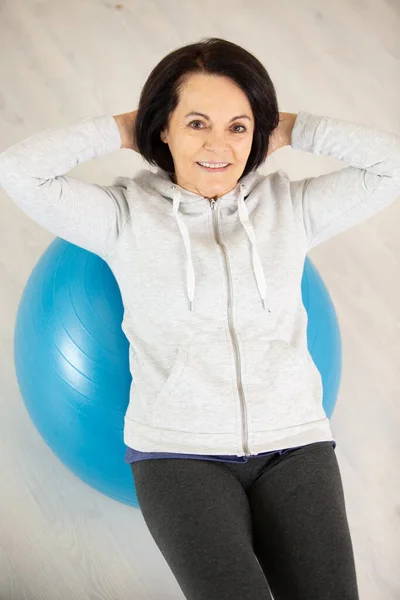 Senior Woman Exercising Aerobic Ball — Stockfoto