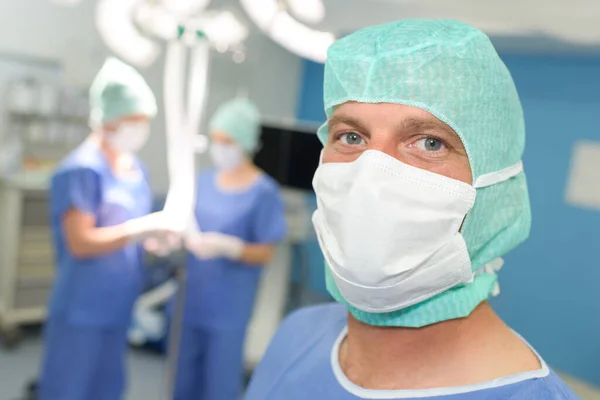 站在现代化手术室里戴口罩的外科医生 — 图库照片