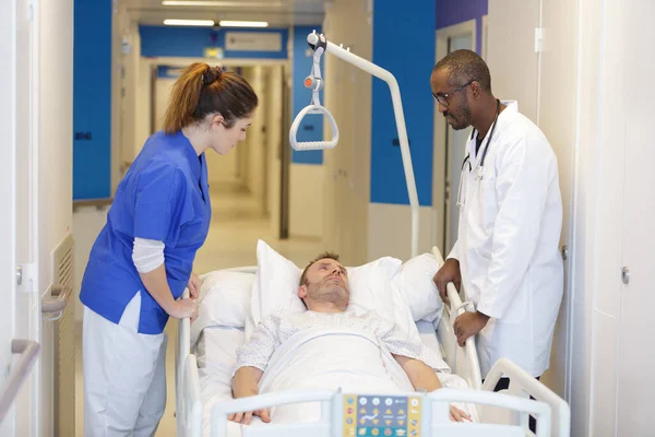 Doctor Nurse Patient Hospital Hallway — Zdjęcie stockowe