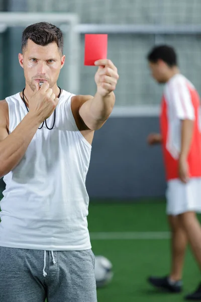 Koç Futbol Antrenmanı Sırasında Elinde Okuma Kartı Tutuyor — Stok fotoğraf