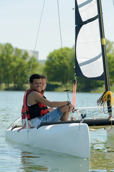 Portrait Young Couple Catamaran — Stockfoto