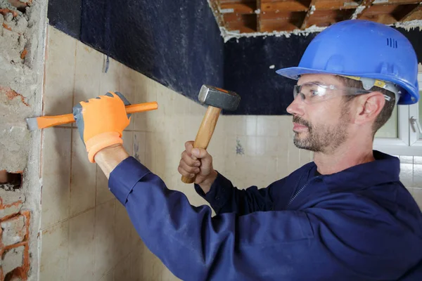 Male Builder Using Hammer Chisel Interior Wall — Stock Photo, Image