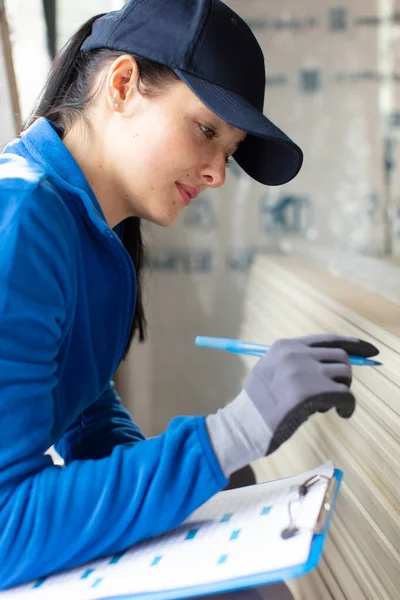 Mooie Werknemer Controleren Voorraad Het Magazijn — Stockfoto