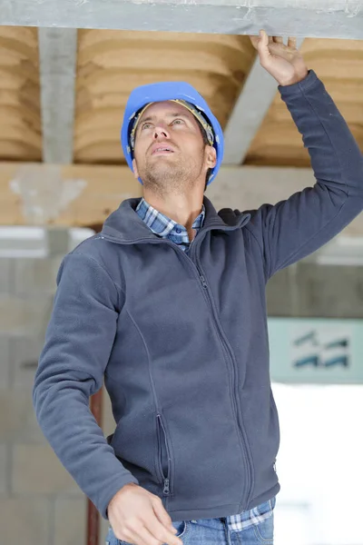 Male Builder Checking Structure Construction Site — Stock fotografie