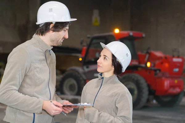 Young Engineers Talk Working Worker — Stockfoto