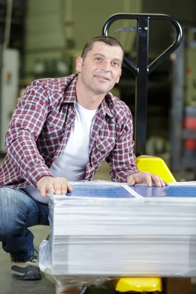 Homme Avec Une Pile Affiches Sur Son Transpalette — Photo