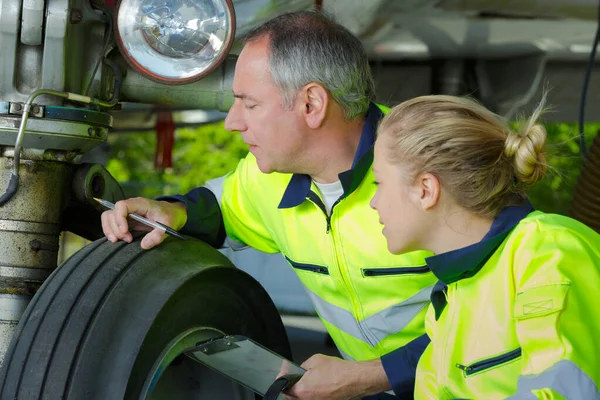 Portrait People Working Airplane Wheel — Stock Photo, Image