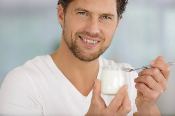 Mangiare Sano Giovane Uomo Yogurt Cucina — Foto Stock