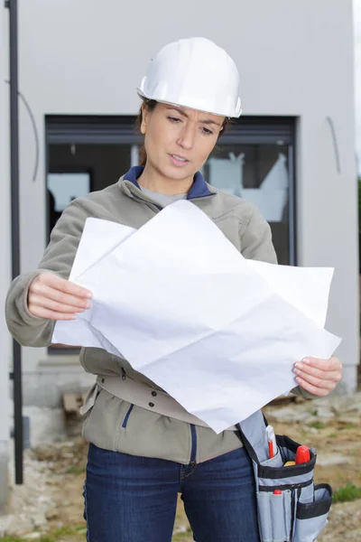 Woman Builder Supervising Building Construction Site — Foto Stock