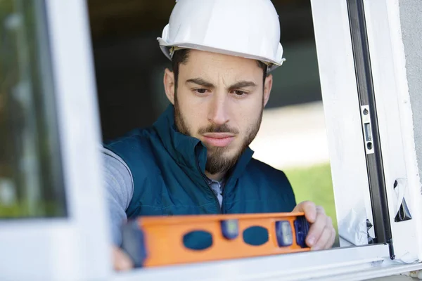 Trabalhador Construção Usando Nível — Fotografia de Stock