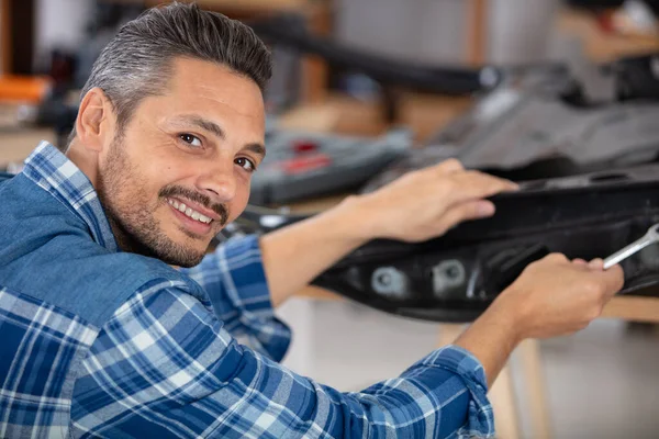 Mechanic Using Spanner Repair Car Bodywork — Stockfoto