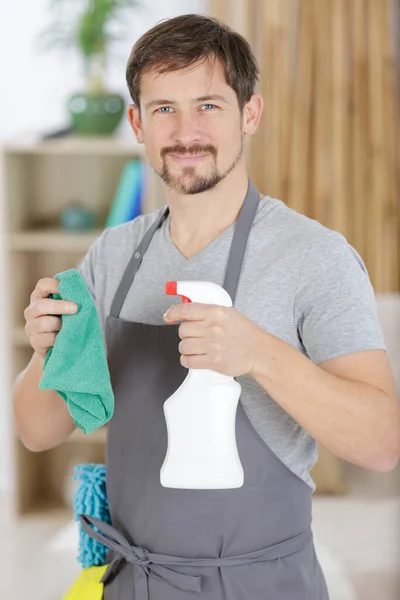 Man Apron Holding Spray — Φωτογραφία Αρχείου