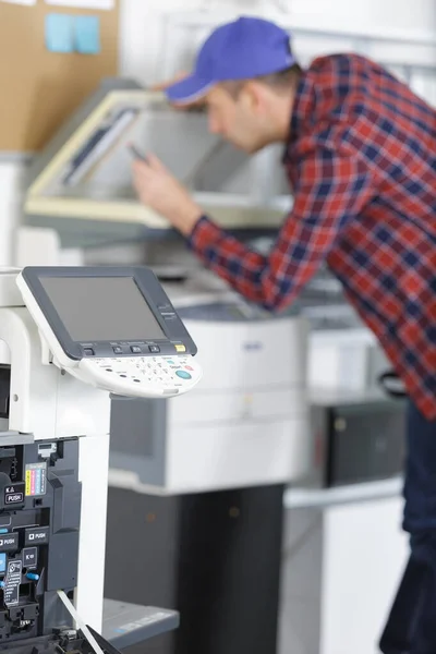 Man Fixing Printer Man — Stock fotografie