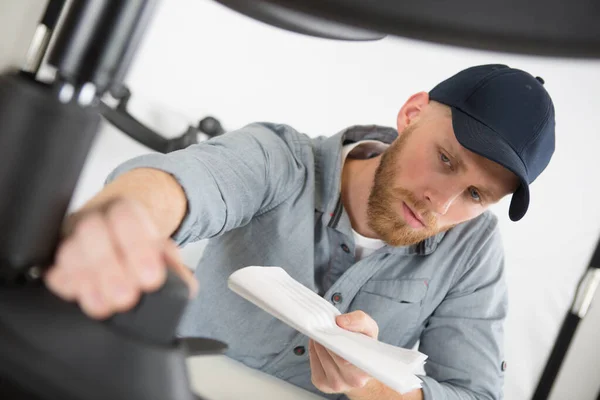 Man Fixing Caster Roller Chair — Foto Stock