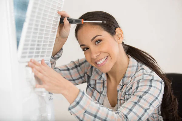 Woman Check Air Conditioner — 图库照片