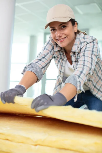 Happy Woman Insulating Floor — Stockfoto