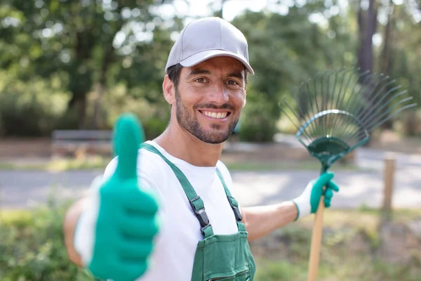 Jardinero Feliz Posando Mientras Trabaja Fuera — Foto de Stock