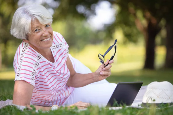 Elderly Women Relaxing Park Holiday — Stockfoto