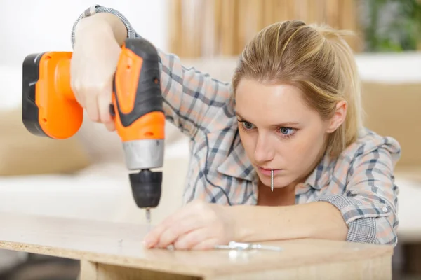 Junge Frau Mit Elektrischem Schraubenzieher — Stockfoto