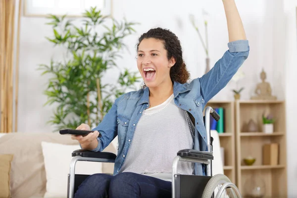 車椅子の幸せな女性が — ストック写真