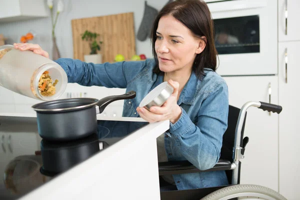 Disable Woman Cooking — Stockfoto