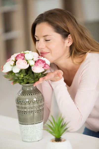 花の匂いがする若い女性 — ストック写真