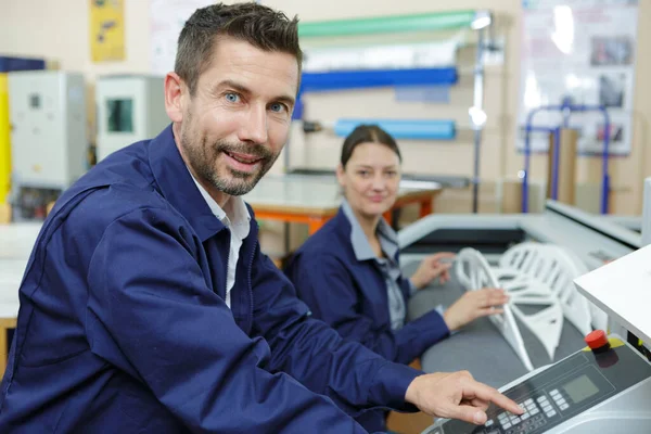 Máquina Prensa Hidráulica Control Hombre Para Corte Acero — Foto de Stock